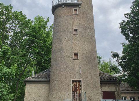 Denkmalgerechte Restaurierung der Geländer, Metallfenster und Tür im Turmkopf am Zenner, Geländer am Schornsteinkopf und an der Eingangstreppe, Neuverglasung